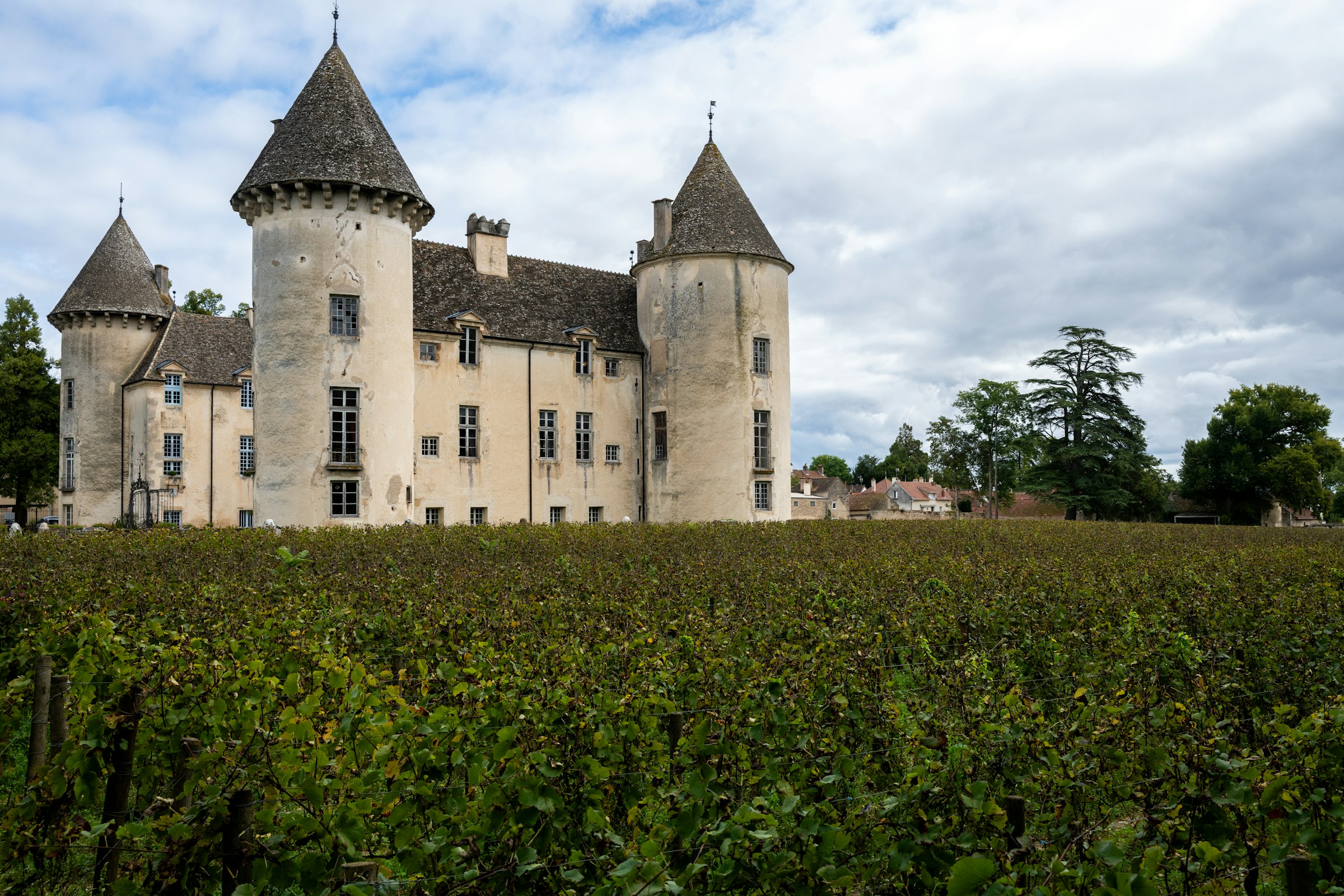 Coteaux de Bourgogne au couchant, vignes et villages de pierre