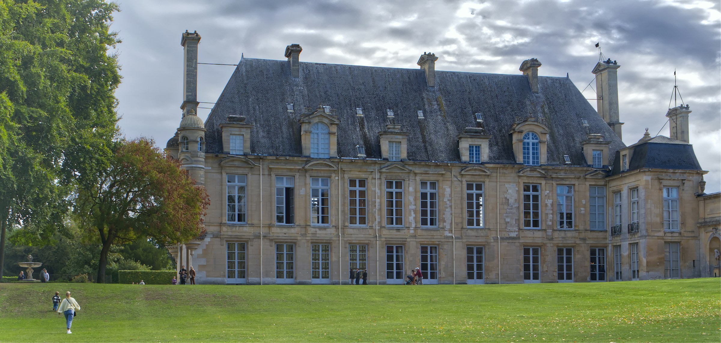 Le domaine du Château d'Avoise vu depuis la crête du 14, forêts et prairies à perte de vue