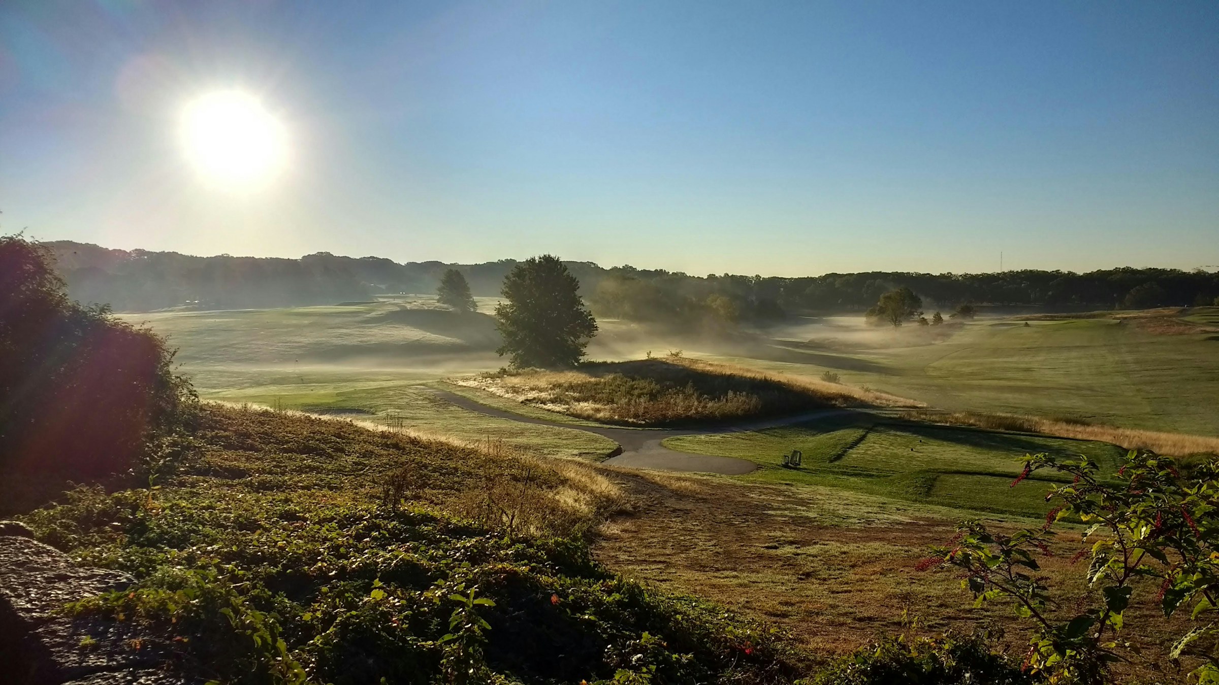 Un joueur sur le départ du 1 au matin, château en arrière-plan