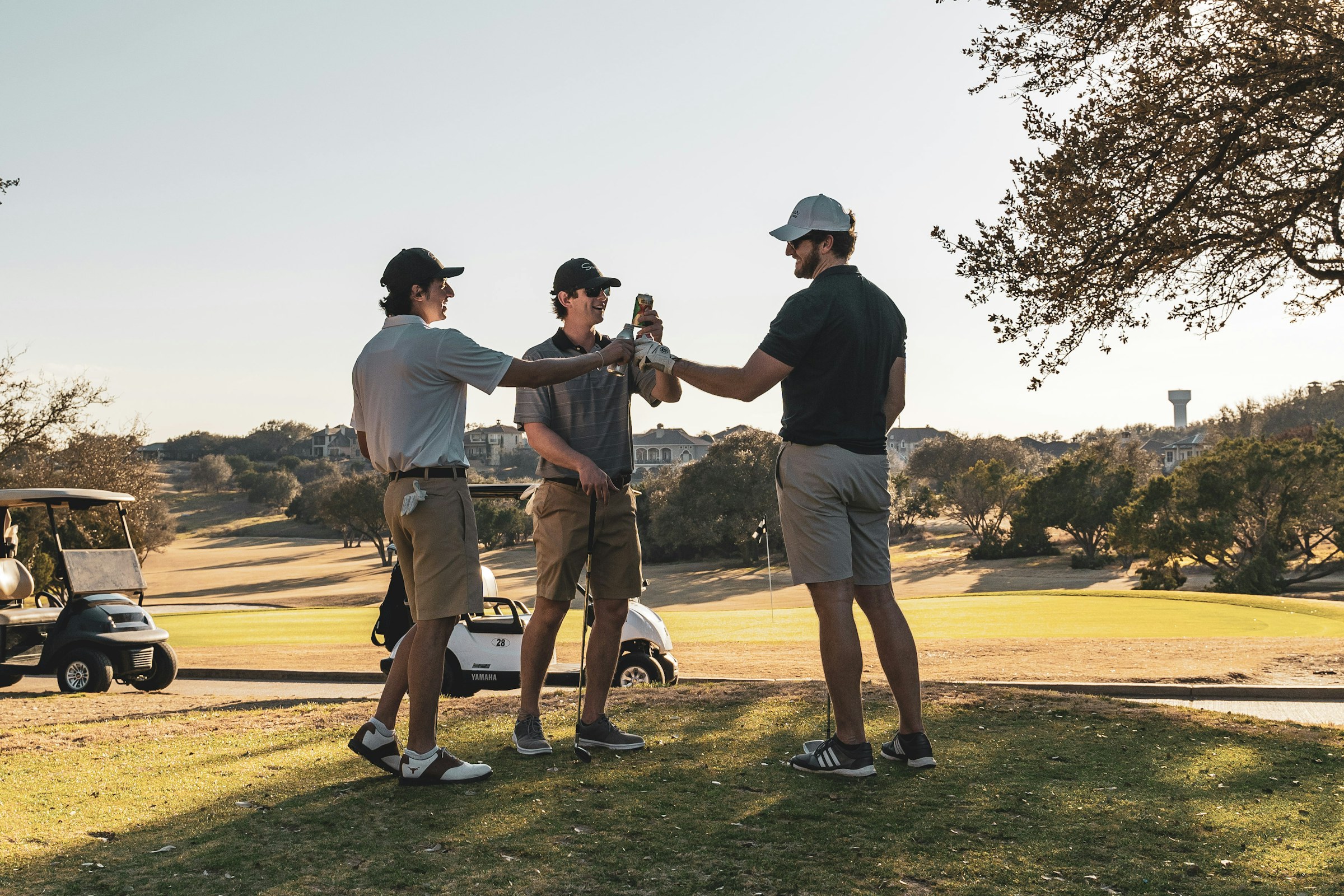 Joueurs marchant sur le fairway au petit matin