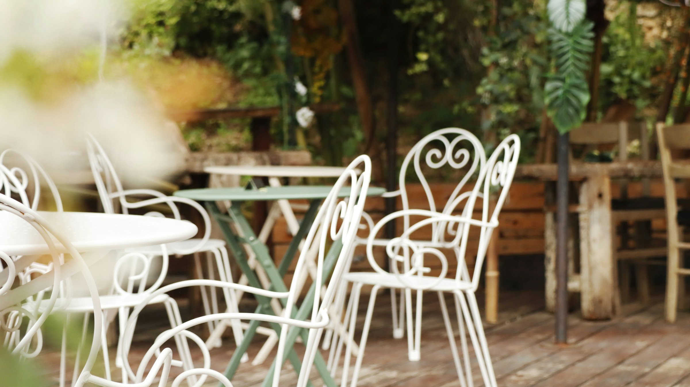 Tables en pierre et bois sur la terrasse, matin d'été