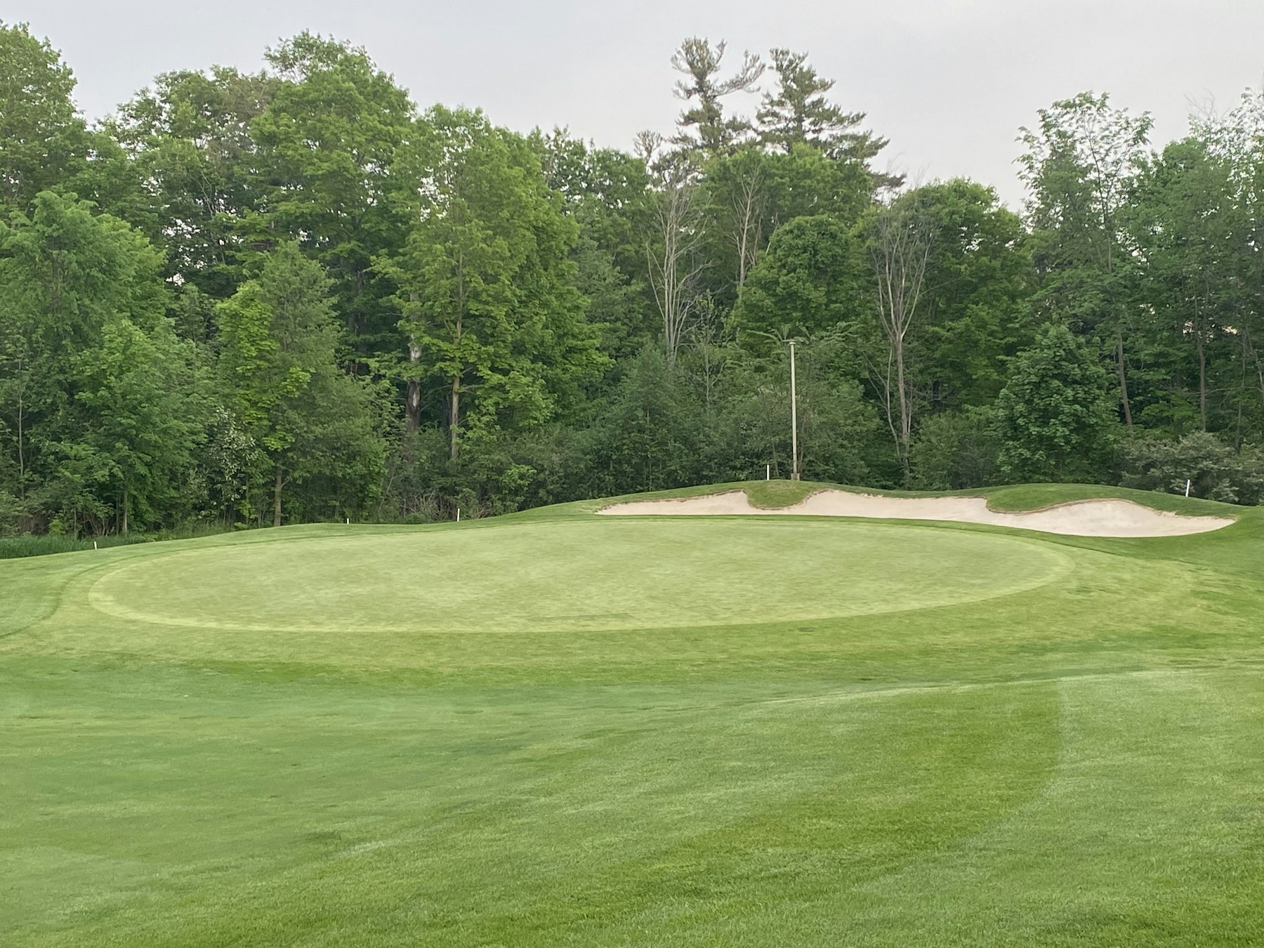 Le green du trou 2 et son bunker de garde