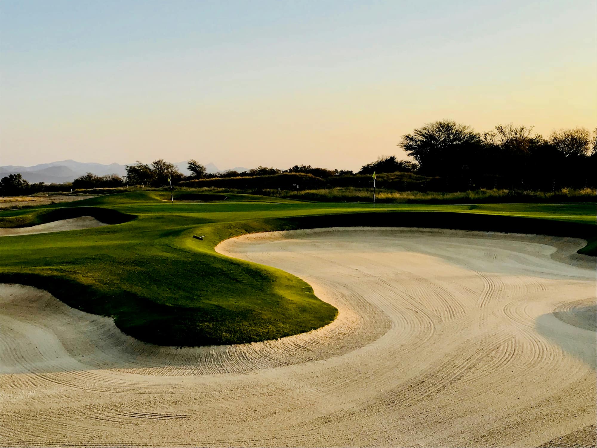 Le grand bunker qui barre le green du trou 4, par 3