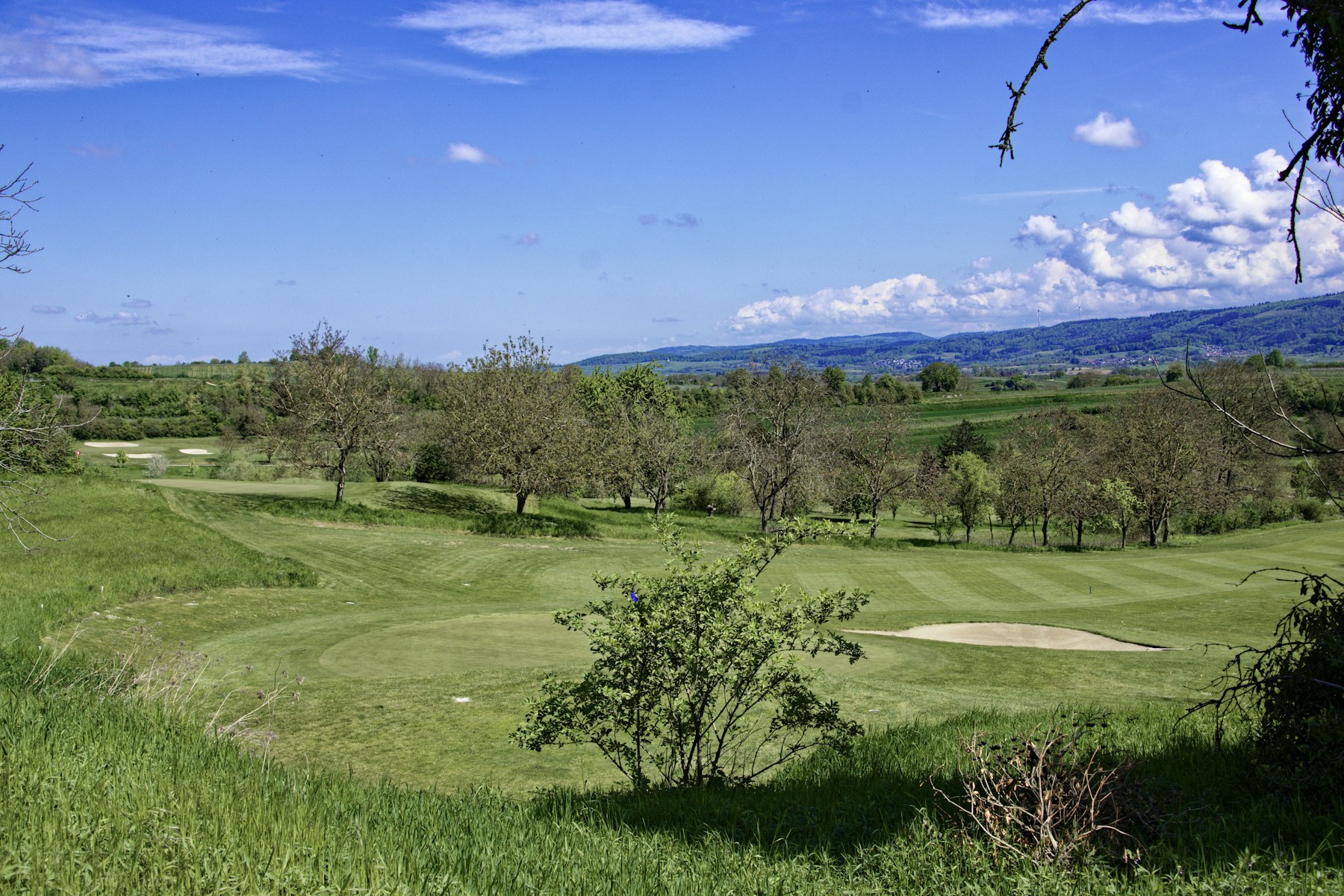 Vue depuis le green du trou 5 sur la campagne et le fairway en contrebas