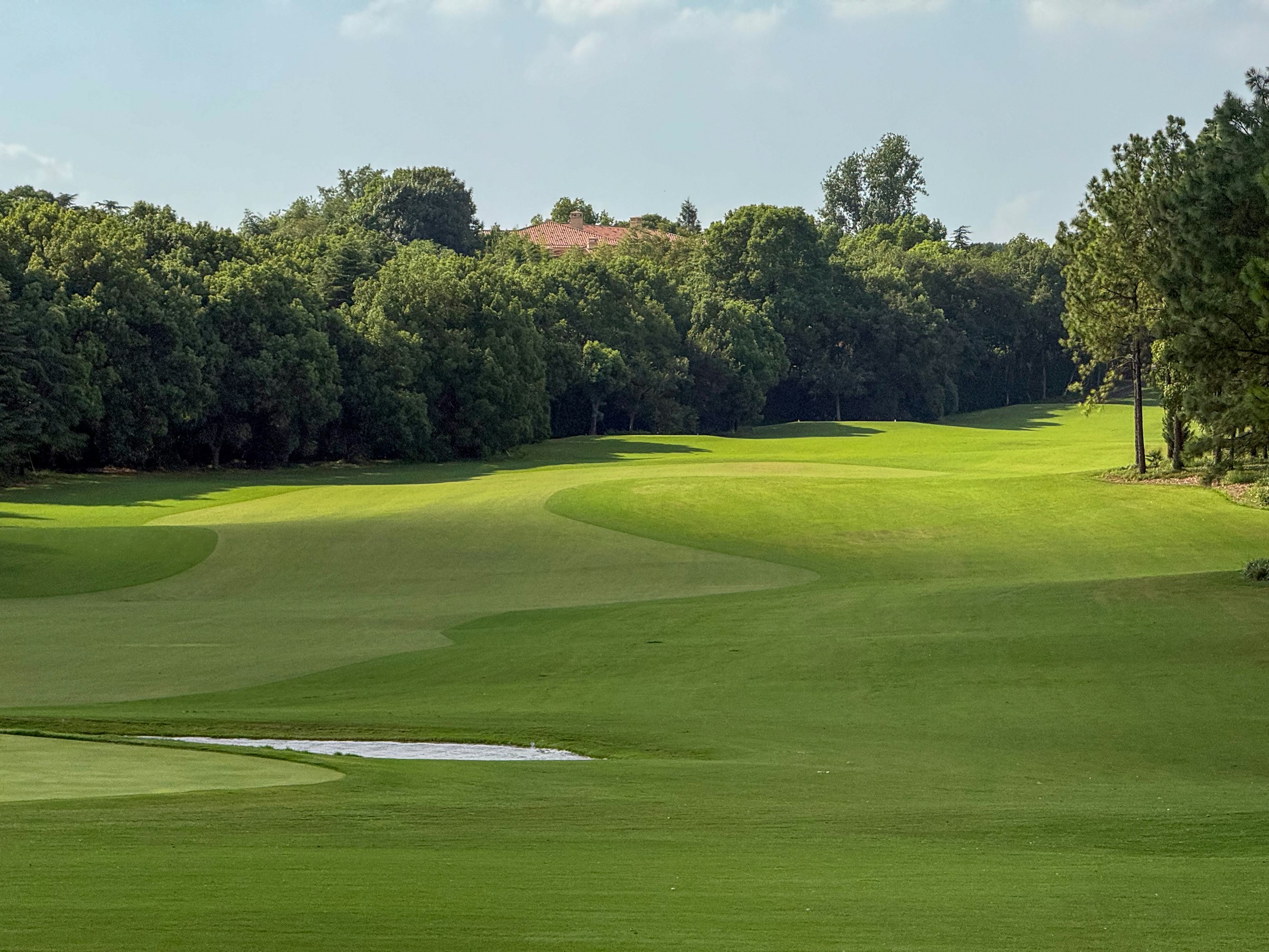Le fairway du trou 6 descendant vers l'étang qui protège le green