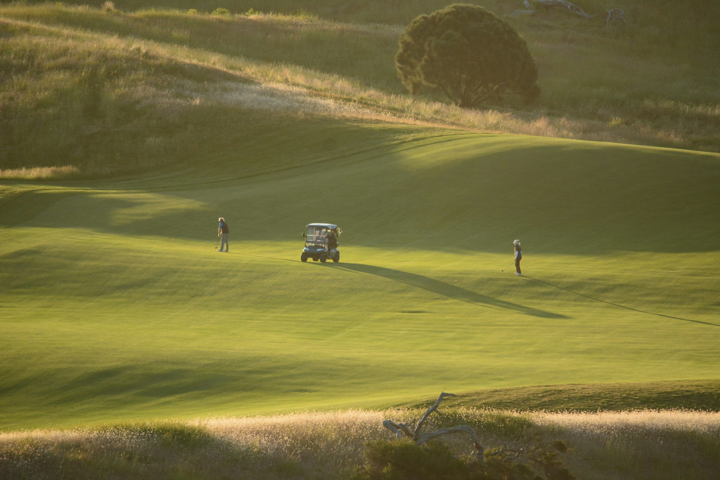 Le long fairway ondulé du trou 10, le plus long par 4 du parcours