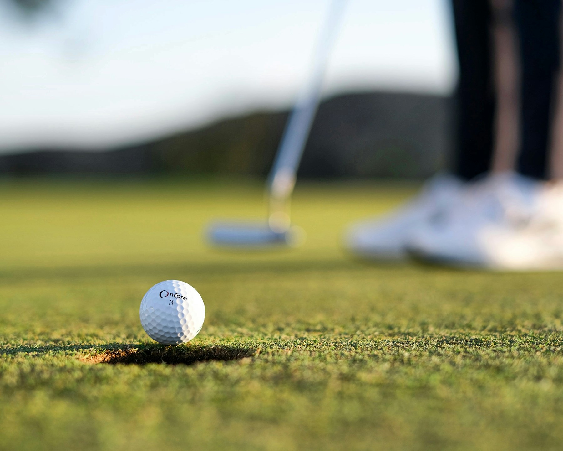 Une balle au bord du trou sur le green pentu du 13