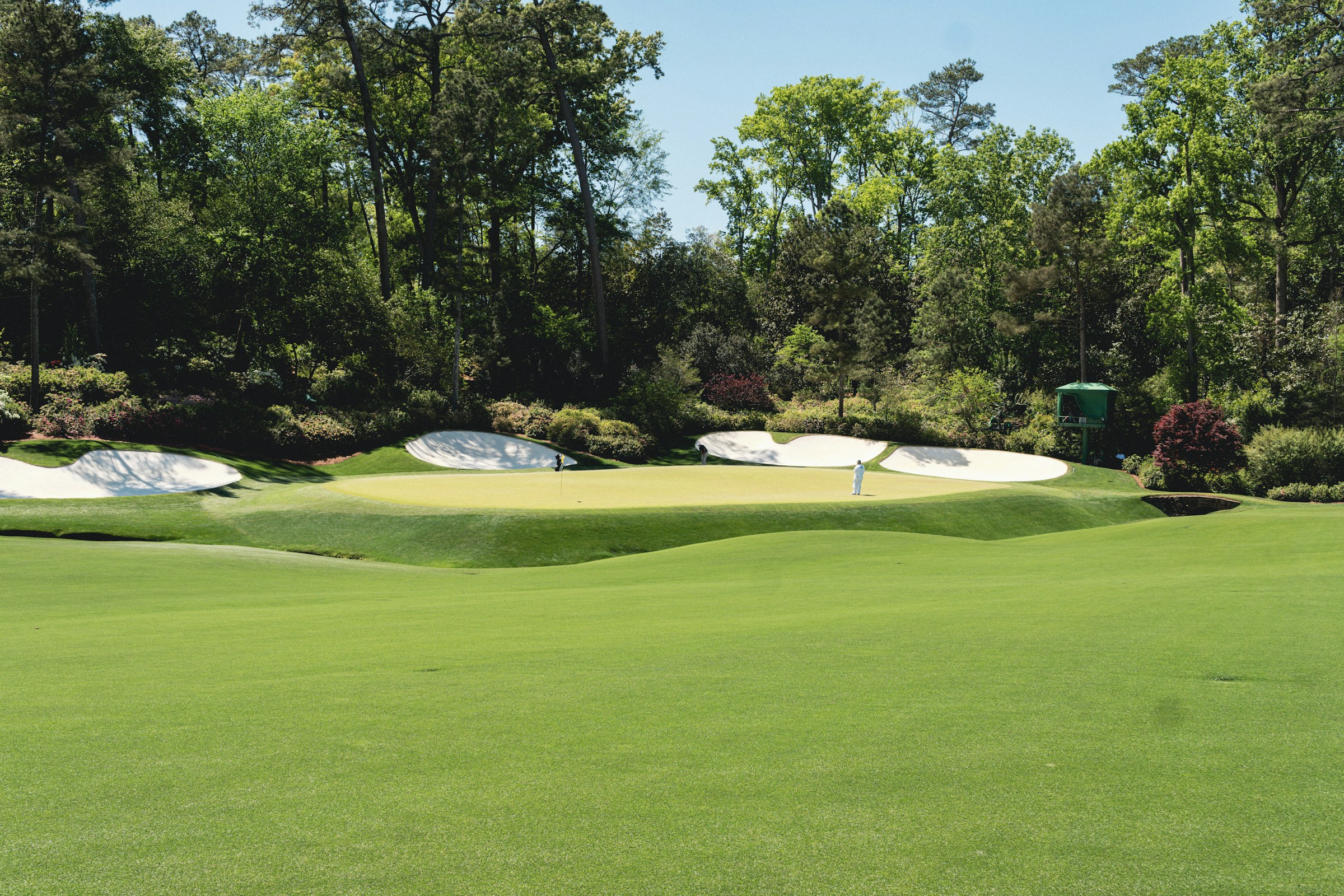 Le par 5 du trou 13, fairway dessiné entre les bunkers